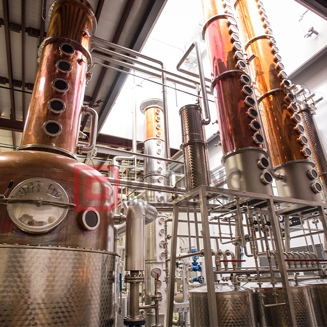 2000L industriell destillationsutrustning Kopparalkoholdestillering Whisky Vodka destillerimaskin till salu